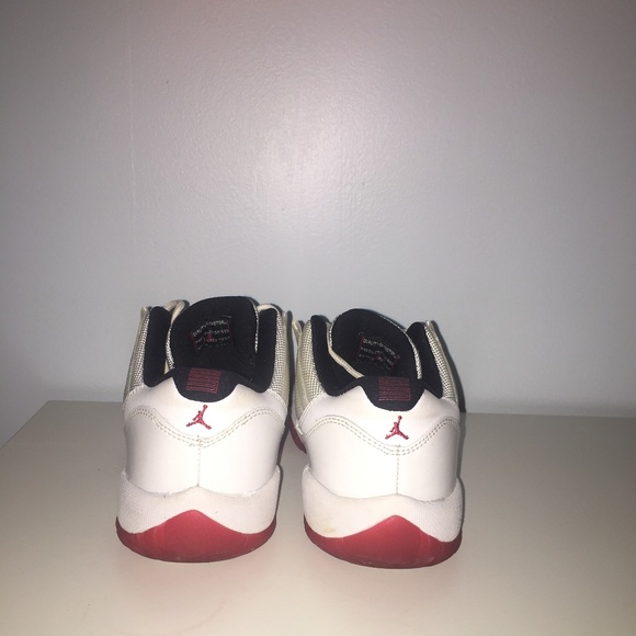 Jordan Low Cherry 11 (Kids size 5) - Picture 2 of 2